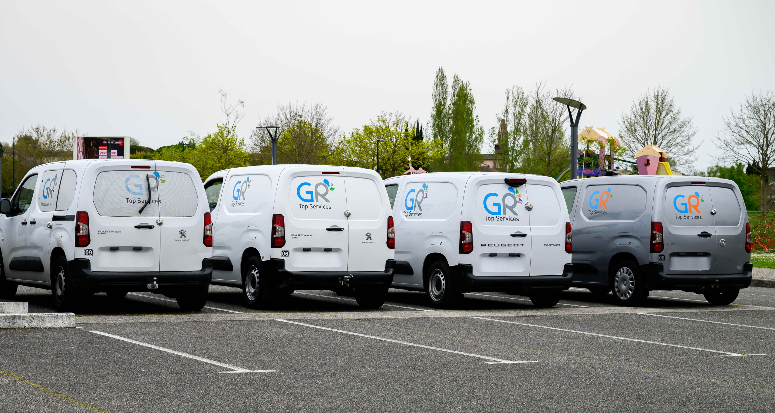 Vehicules de l entreprise GR TOP Services intervenant pour le nettoyage de coproprietes a Toulouse